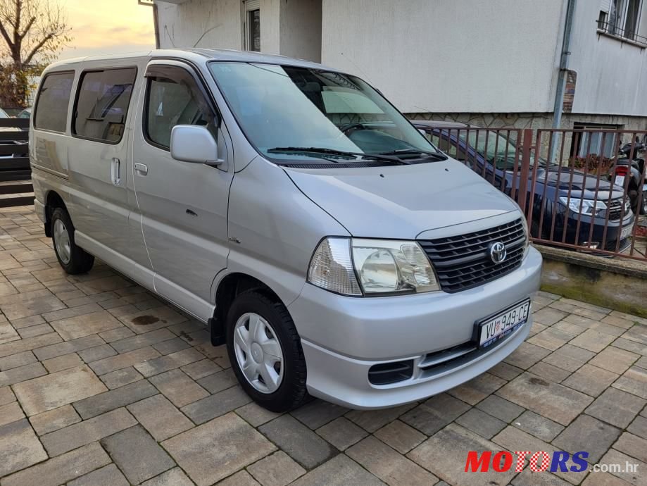 2008' Toyota Hiace photo #3