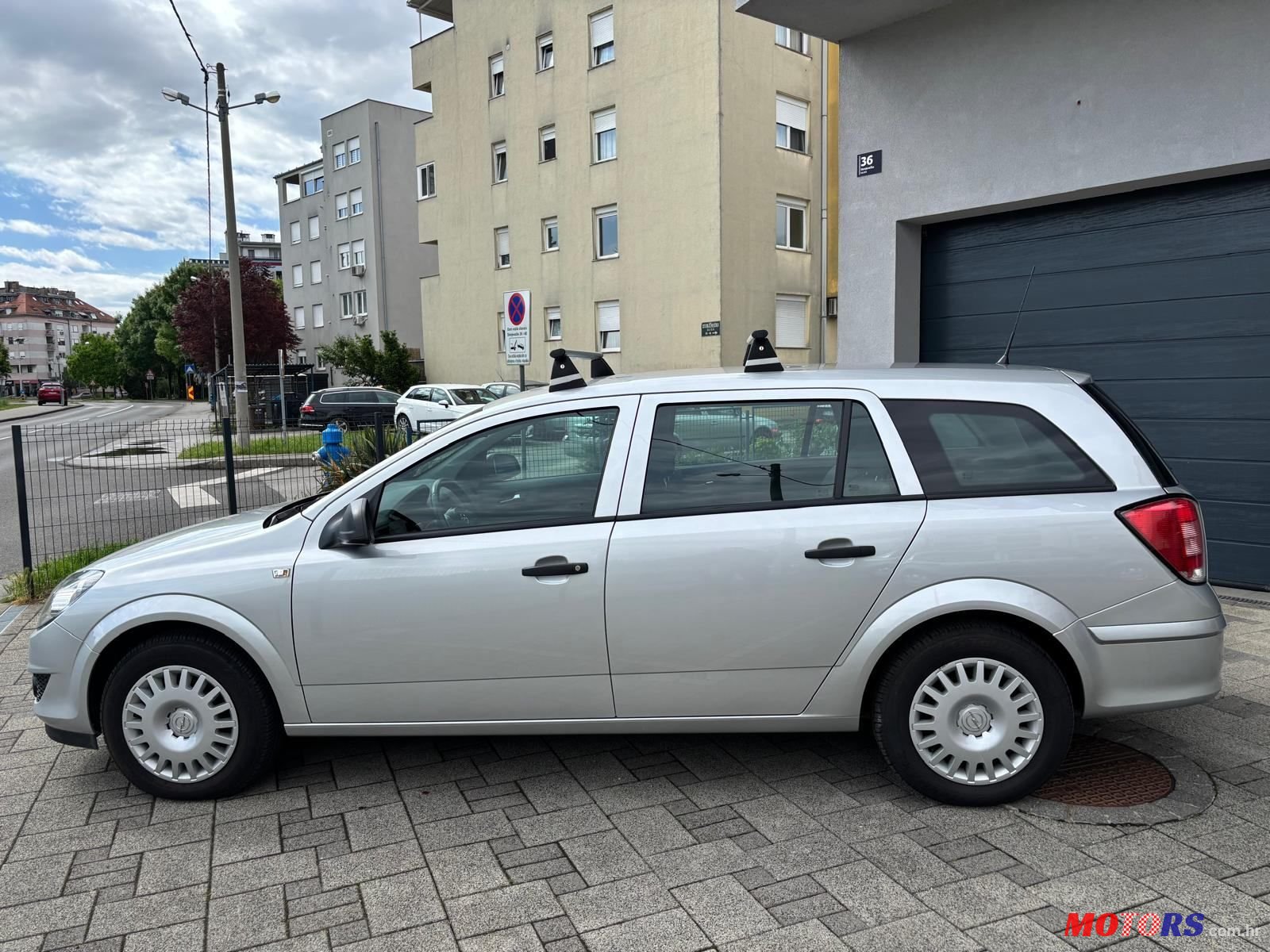 2010' Opel Astra Karavan photo #2