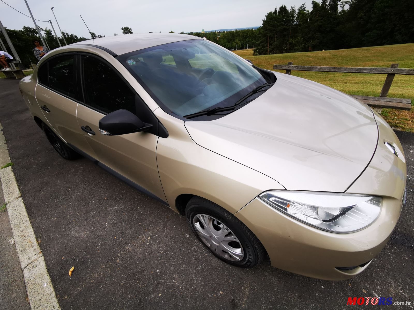 2010' Renault Fluence 1.6 16v photo #2