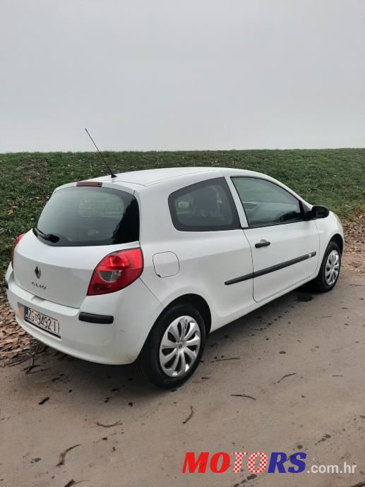 2008' Renault Clio photo #2