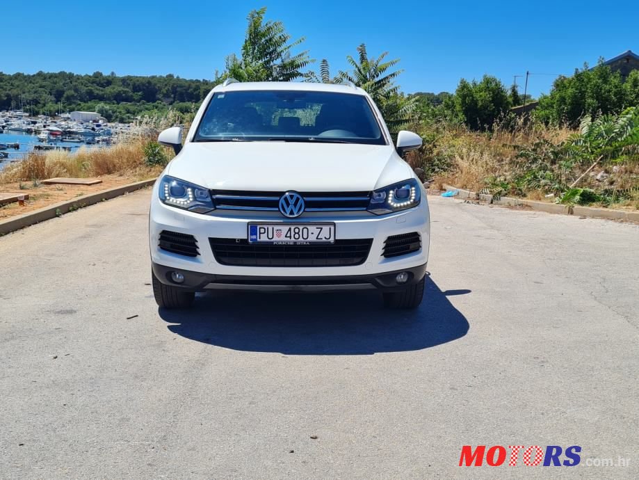 2011' Volkswagen Touareg photo #4