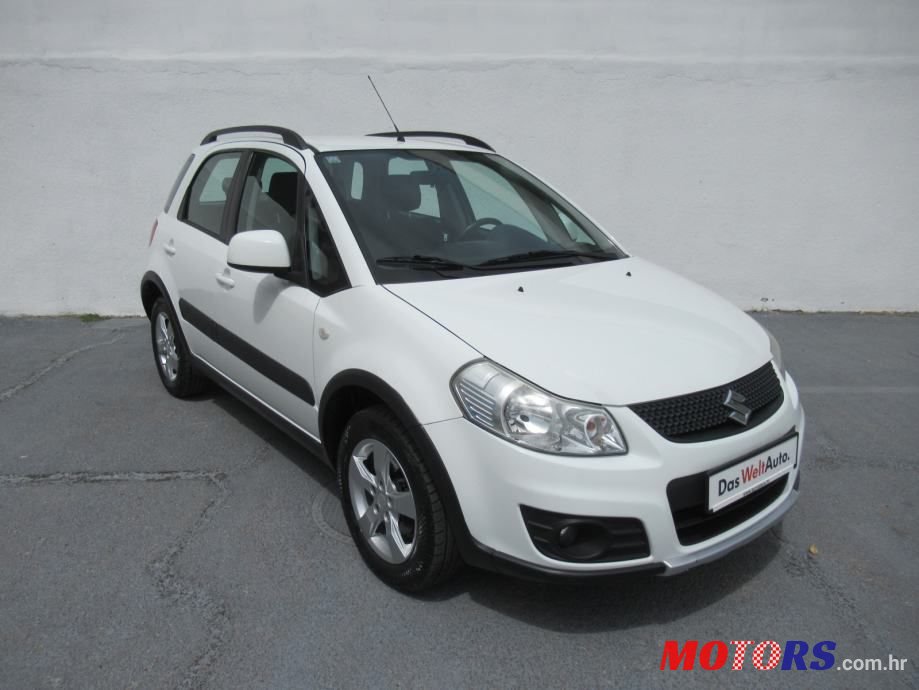 2011' Suzuki SX4 photo #2