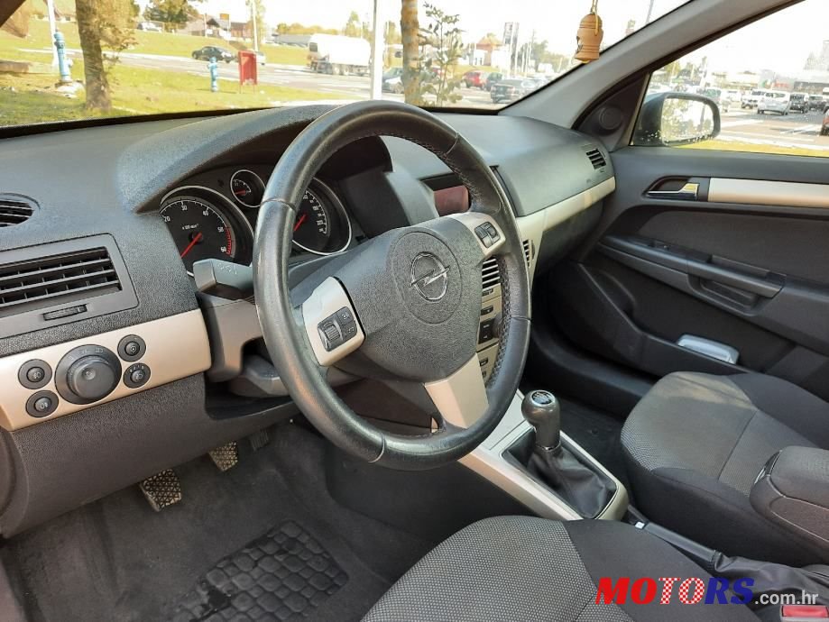 2008' Opel Astra photo #6