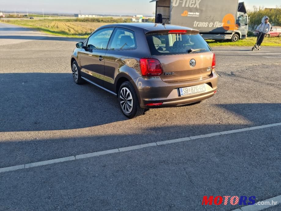 2015' Volkswagen Polo photo #6