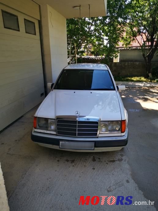 1992' Mercedes-Benz 124 300 D photo #2