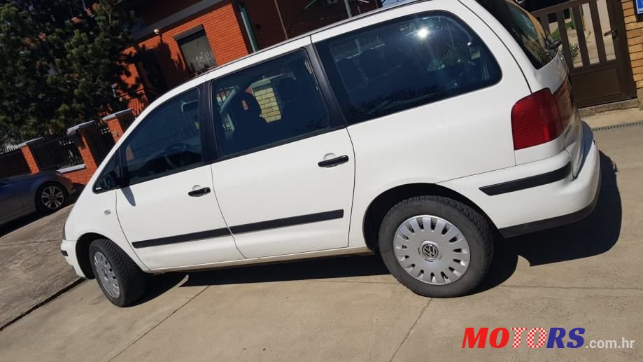 2002' Volkswagen Sharan photo #2