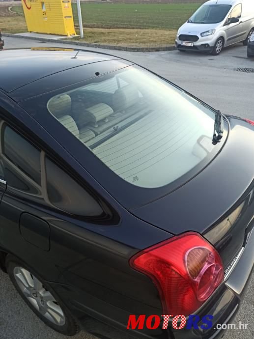 2005' Toyota Avensis photo #2