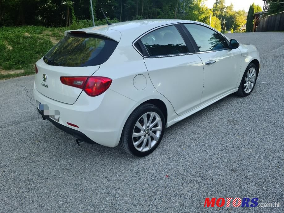2011' Alfa Romeo Giulietta photo #5