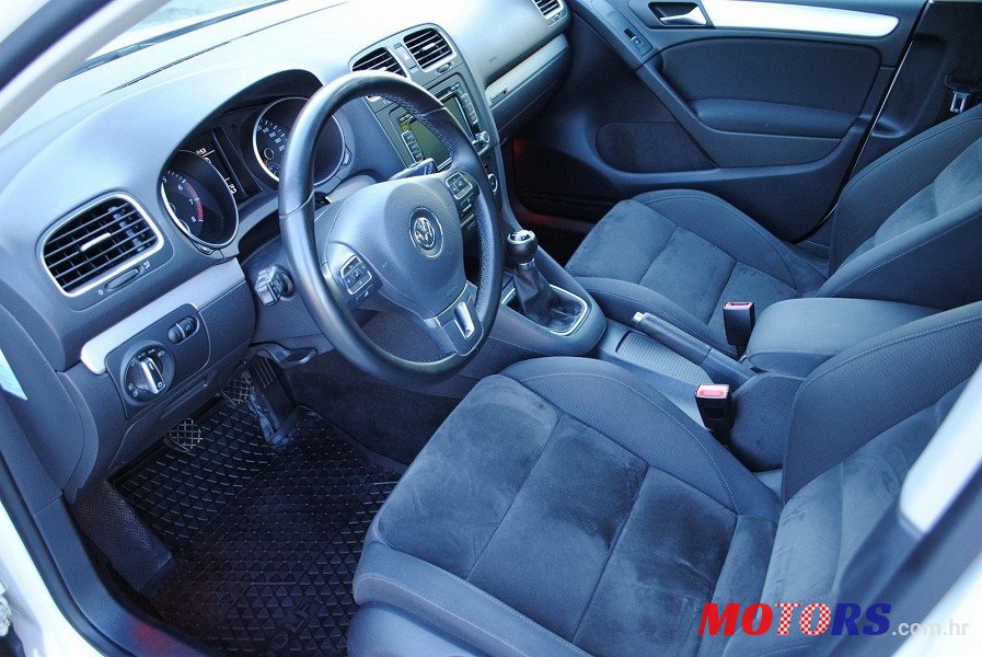 2009' Volkswagen Golf photo #1