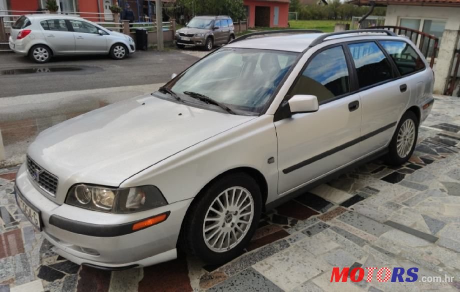 2005' Volvo V40 1.9Td photo #1