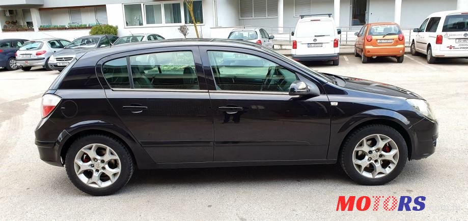 2005' Opel Astra Sport photo #3