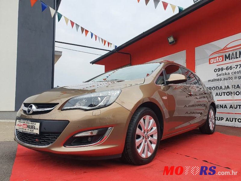 2013' Opel Astra photo #2