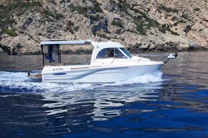 2006' Beneteau Antares 6.6 fishing