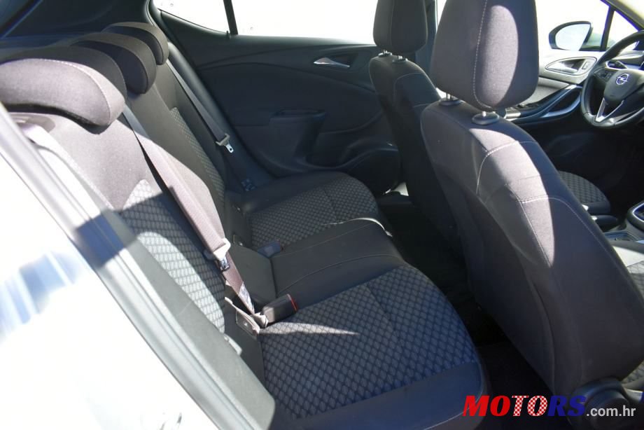 2019' Opel Astra photo #6