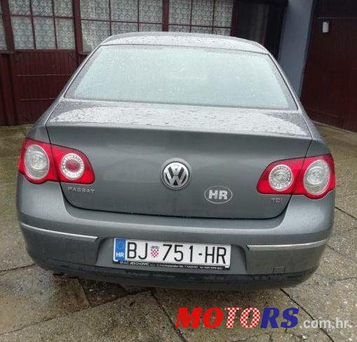 2005' Volkswagen Passat photo #3