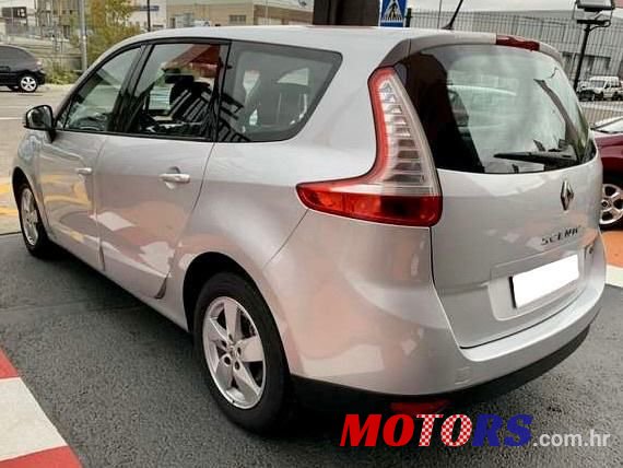 2011' Renault Scenic photo #4