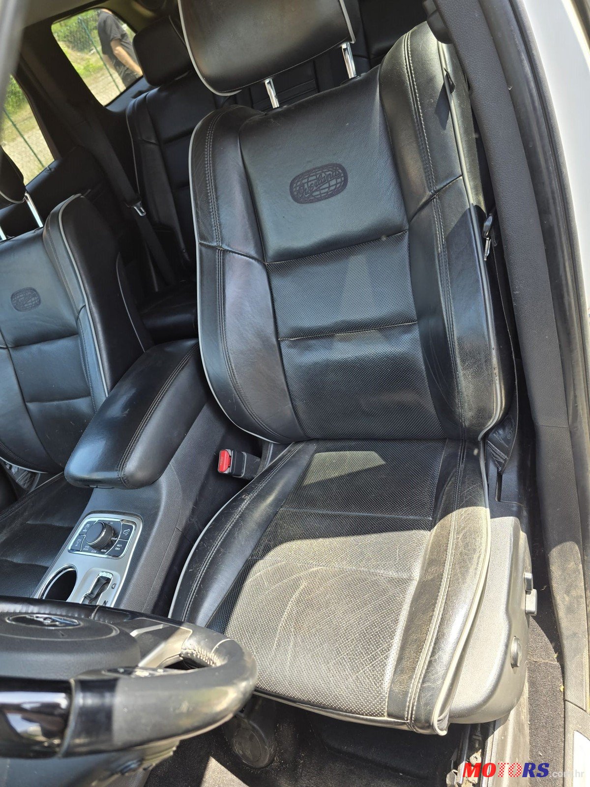 2011' Jeep Grand Cherokee OverLand photo #7