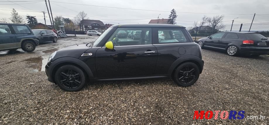 2013' MINI Cooper D photo #2