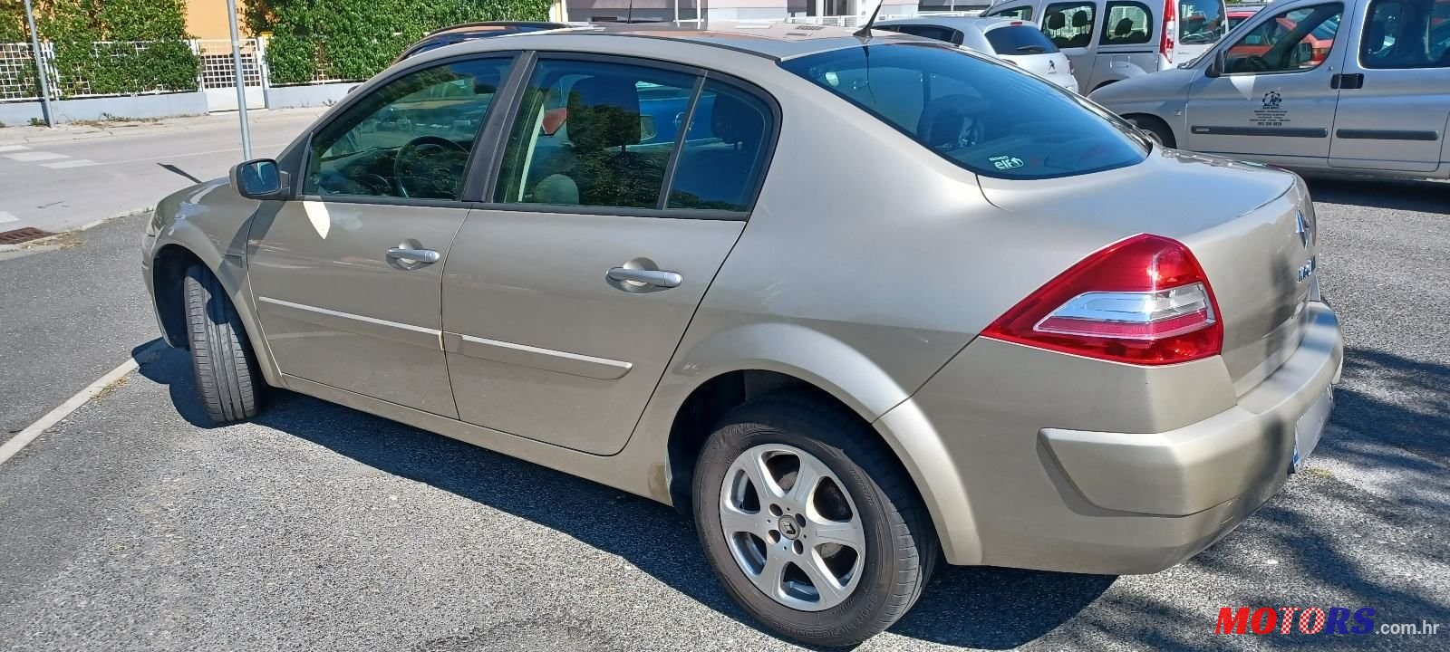 2010' Renault Megane Sedan photo #3
