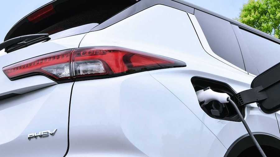 2023 Mitsubishi Outlander Plug-In Hybrid Teased With More Power, Larger Battery