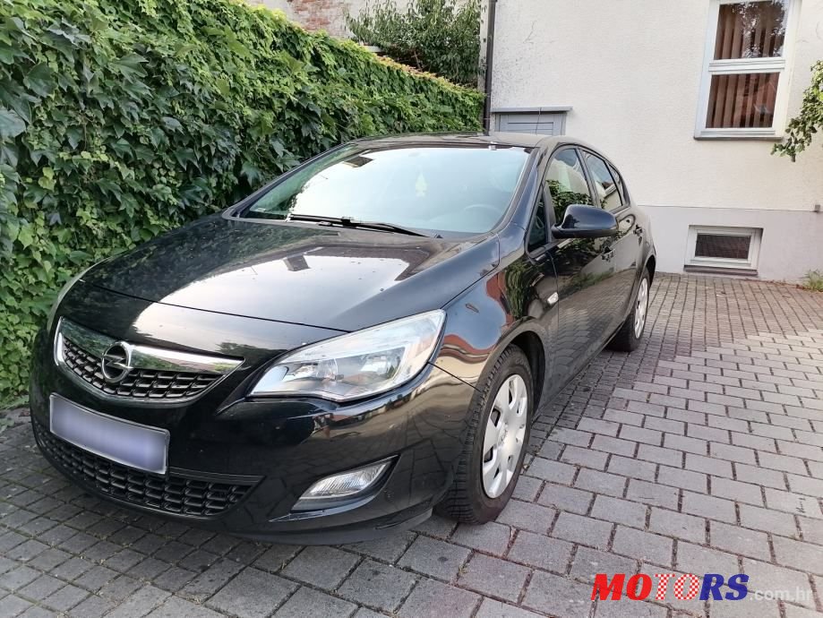 2012' Opel Astra photo #2