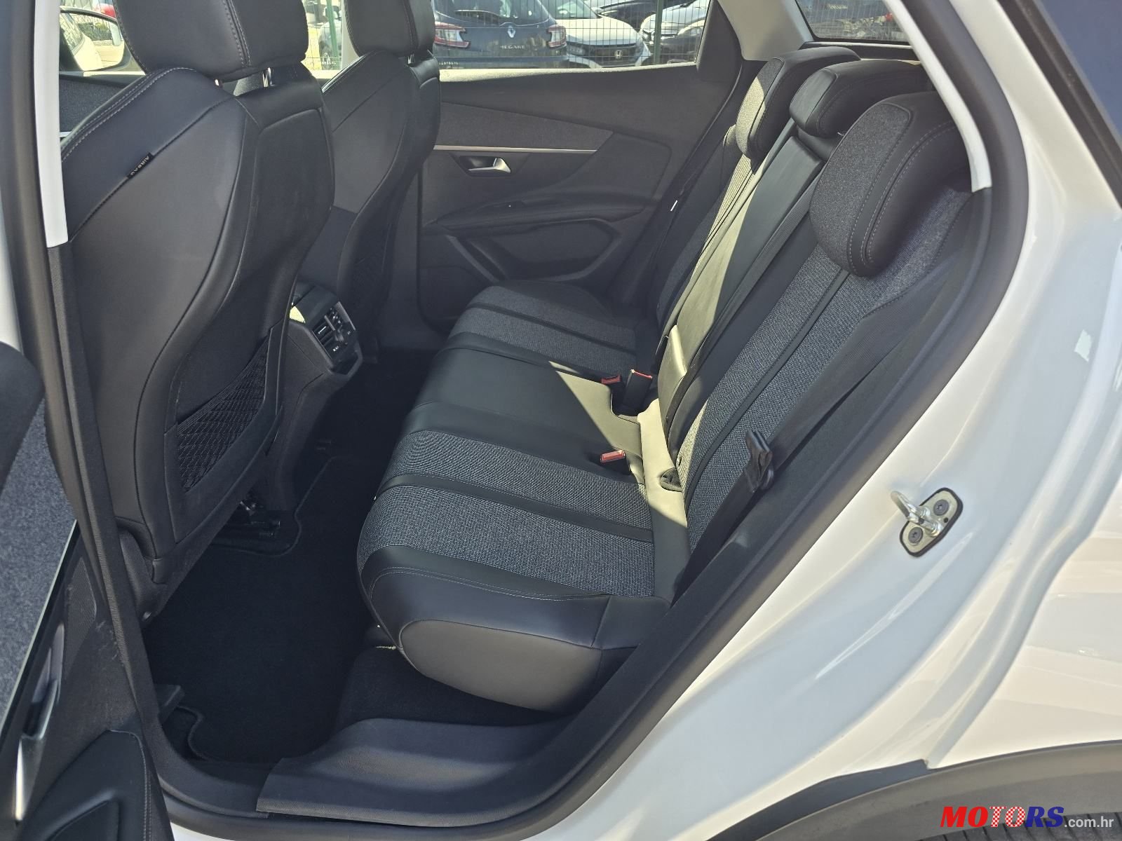 2018' Peugeot 3008 1,2 photo #6