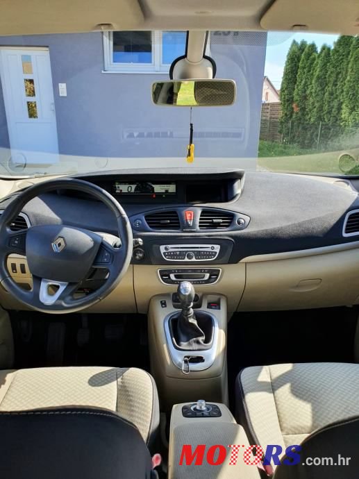 2011' Renault Scenic 1,5 Dci photo #3
