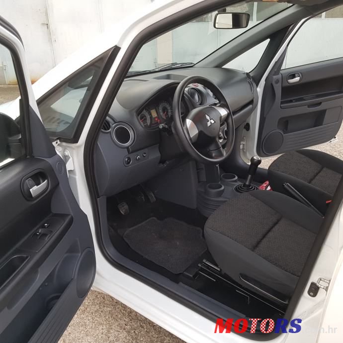 2011' Mitsubishi Colt photo #4