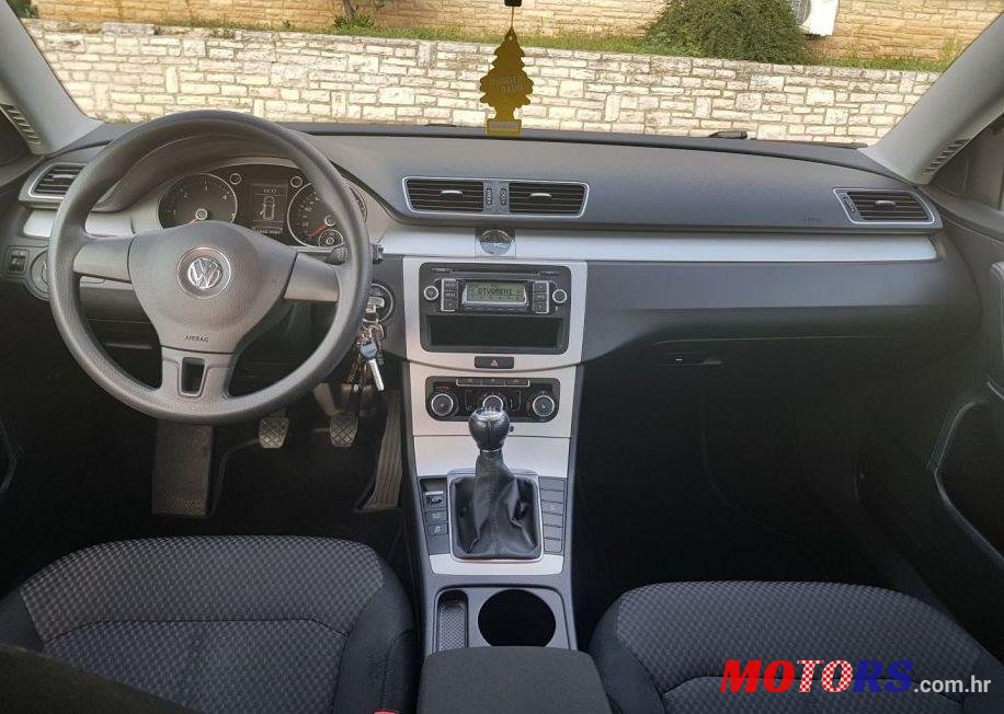 2011' Volkswagen Passat Variant photo #2