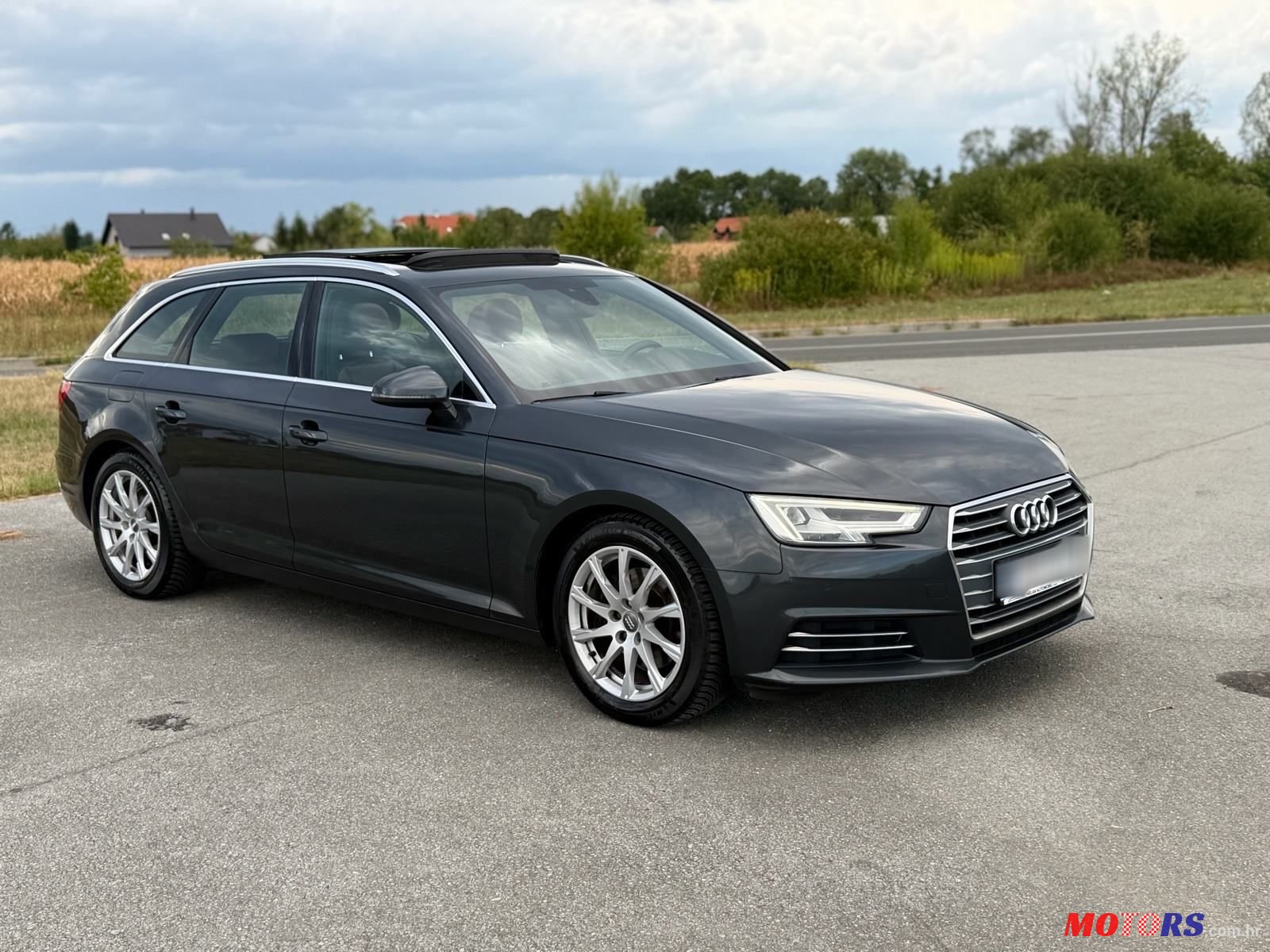 2017' Audi A4 Avant photo #3