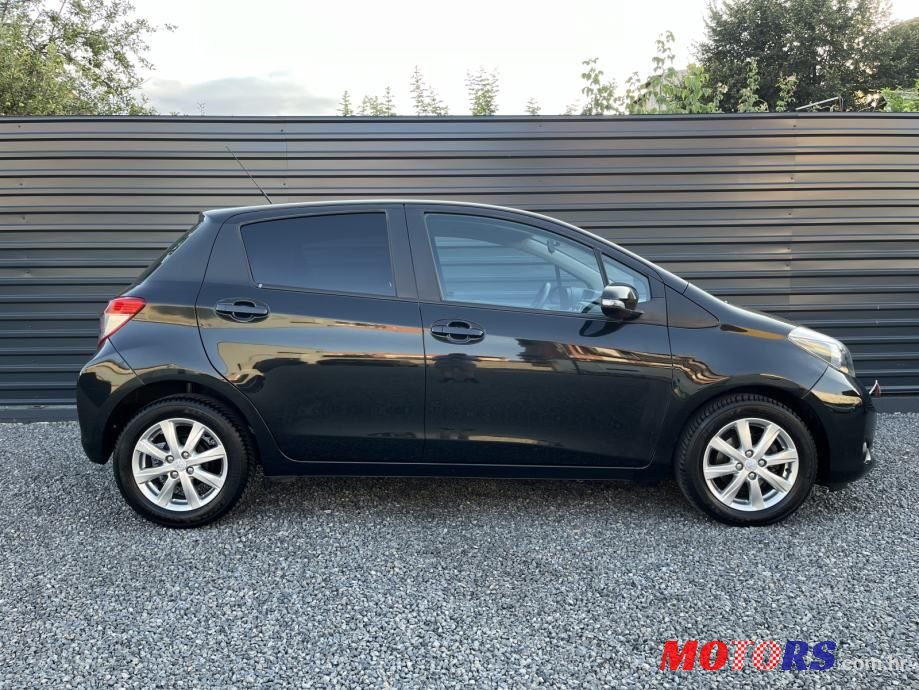 2014' Toyota Yaris photo #6