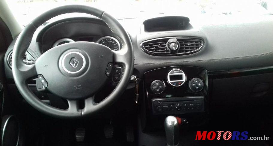 2012' Renault Clio photo #1