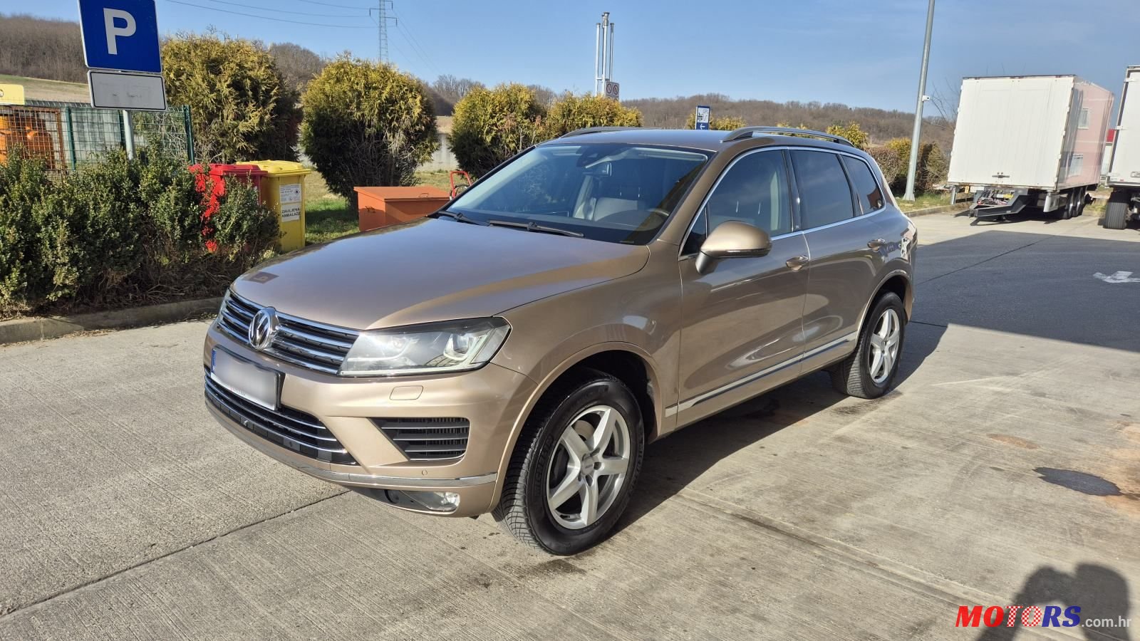 2015' Volkswagen Touareg photo #1