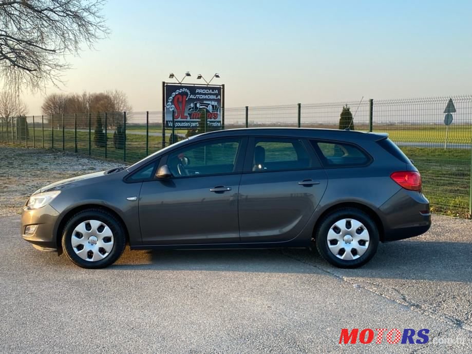 2011' Opel Astra Karavan photo #5