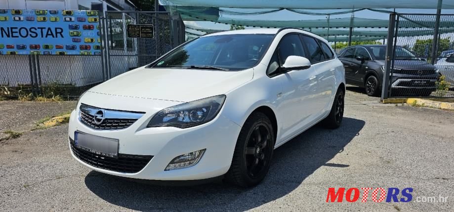 2011' Opel Astra Karavan photo #2