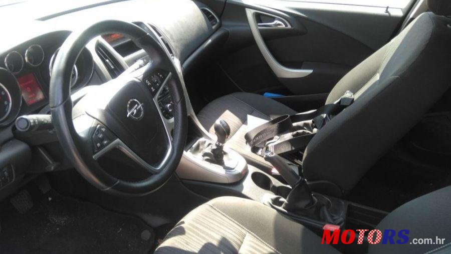 2011' Opel Astra Karavan photo #2