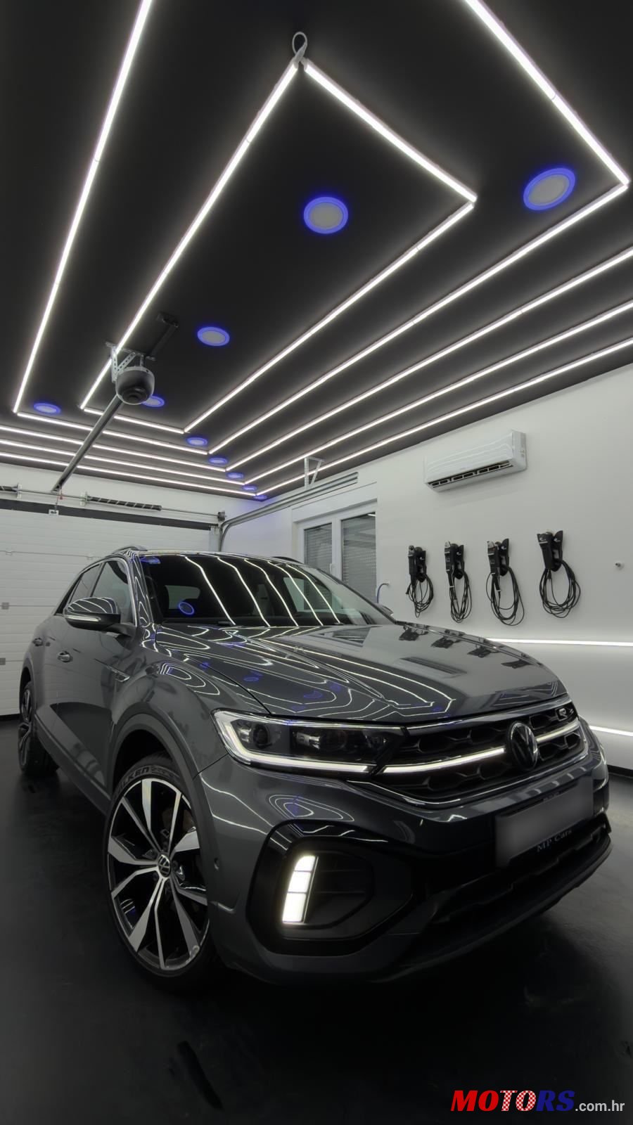 2023' Volkswagen T-Roc 2,0 photo #1