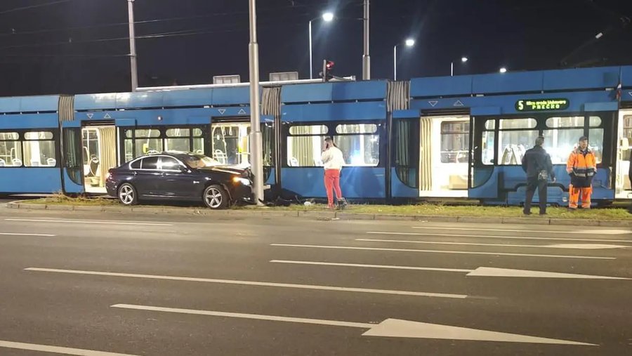 Vozač BMW-a zabio se u stup i tramvaj u centru Zagreba