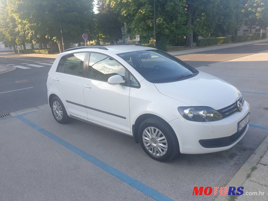 2011' Volkswagen Golf Plus photo #1