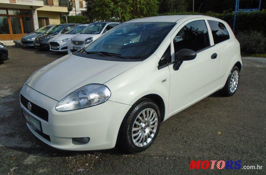 2011' Fiat Grande Punto photo #1