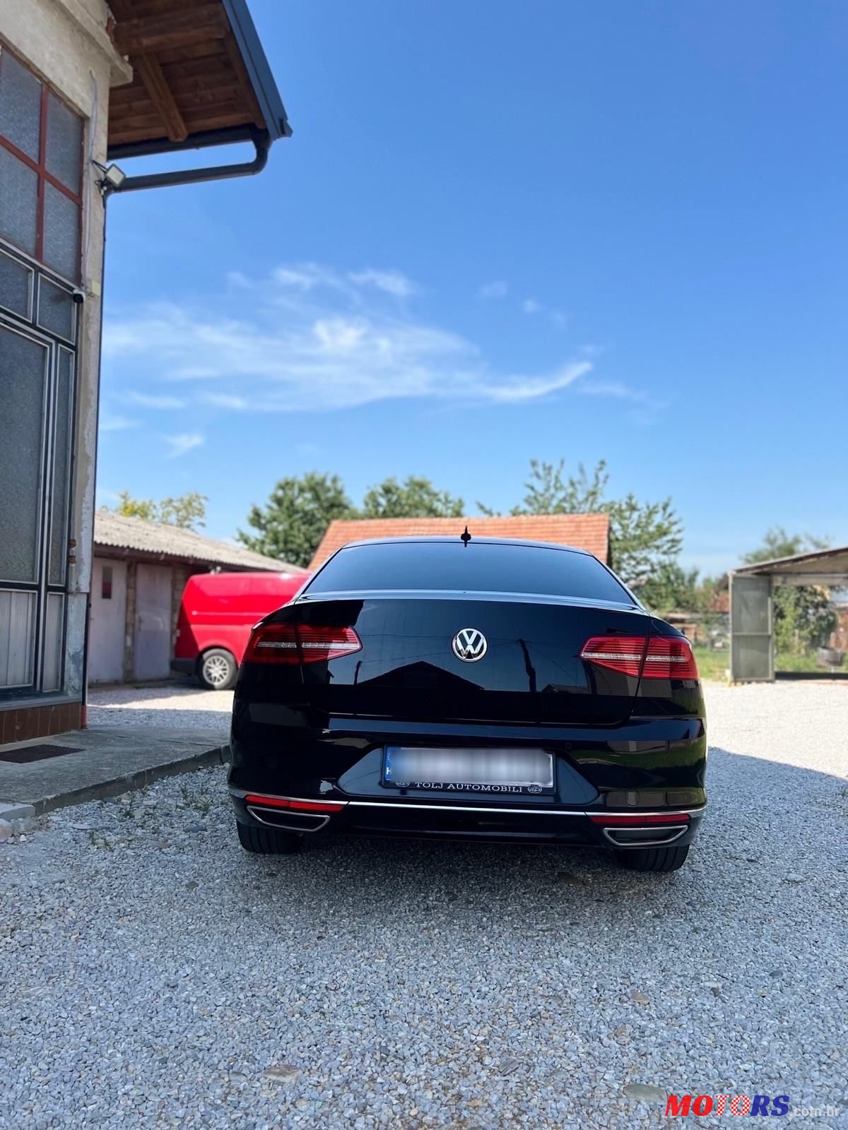 2017' Volkswagen Passat 4Motion photo #2