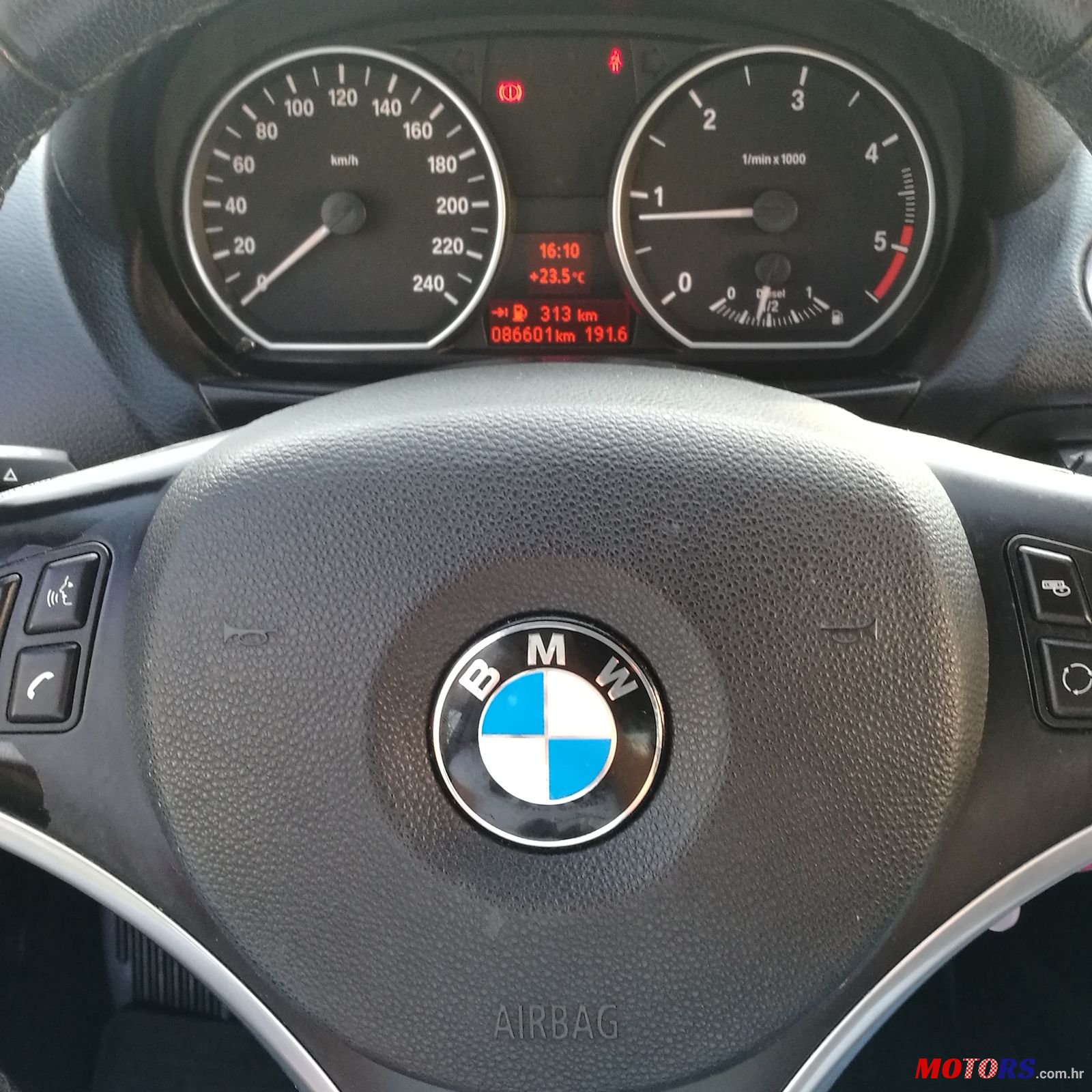 2011' BMW 1 Series 3 Door 116d photo #2