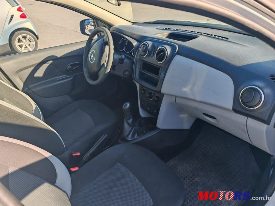 2014' Dacia Sandero photo #5