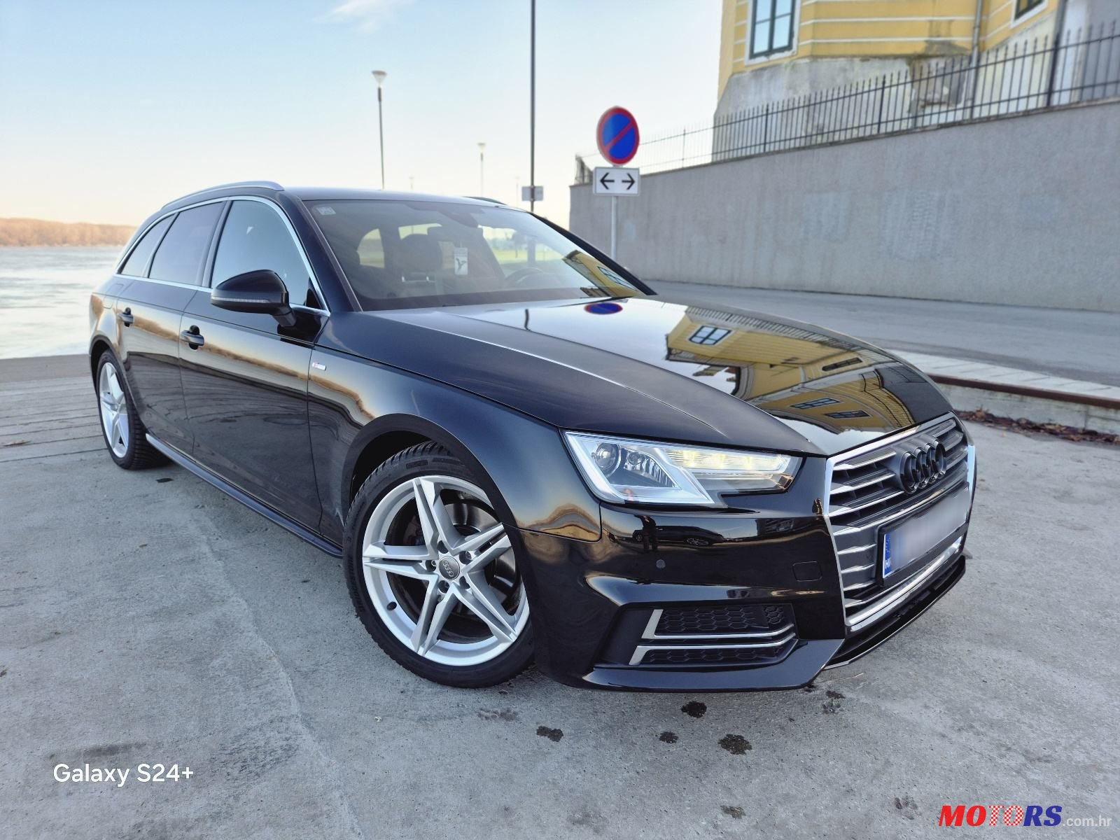 2016' Audi A4 Avant photo #2