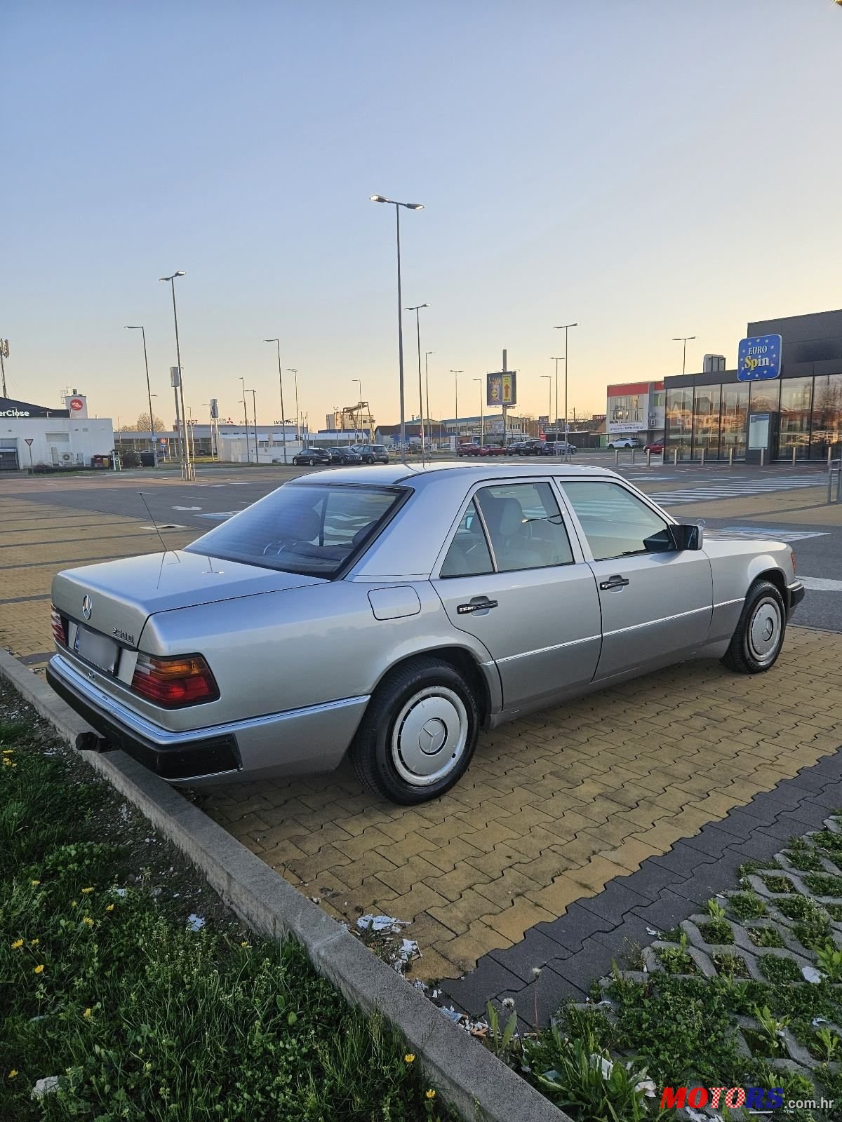 1991' Mercedes-Benz 124 250 D photo #3