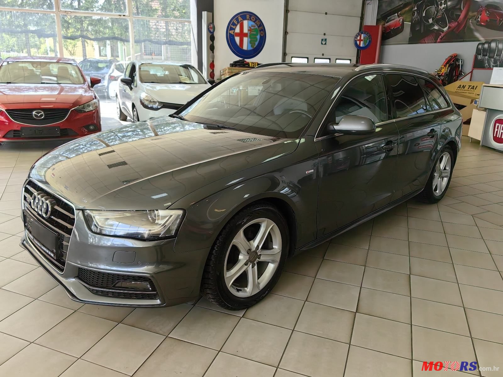 2014' Audi A4 Avant photo #2