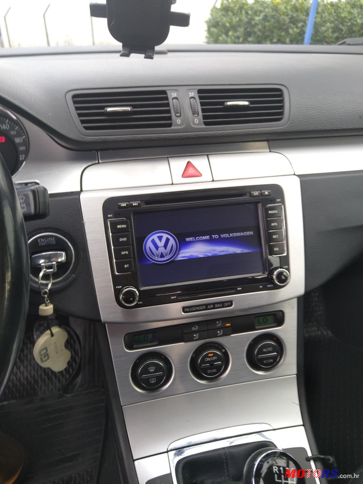 2006' Volkswagen Passat Variant photo #2