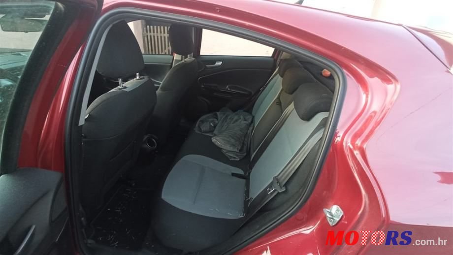 2011' Alfa Romeo Giulietta photo #5