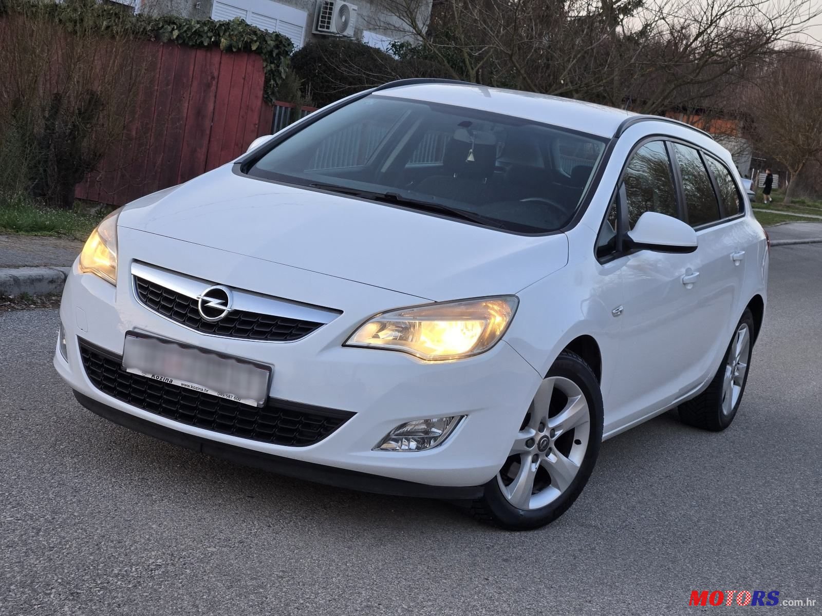 2012' Opel Astra Karavan photo #3