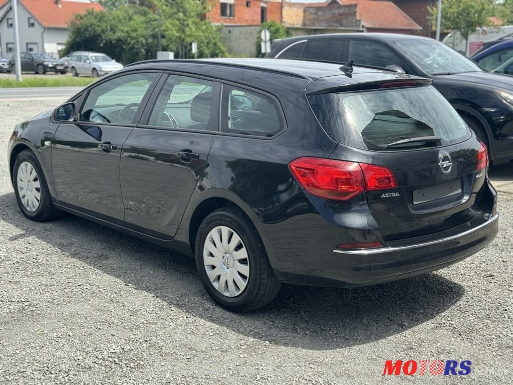 2013' Opel Astra Karavan photo #5